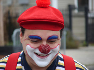 Happy Clown, por Mark Gstohl